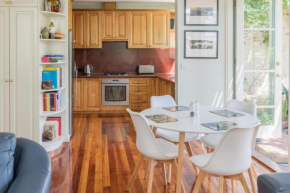 Bright Home with Garden and Relaxing Spa Bath, Melbourne